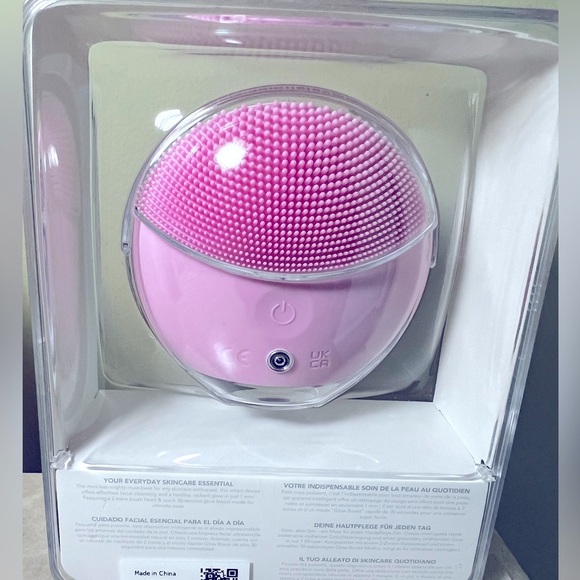 New Never Open Foreo LUNA™ 4 mini Dual-sided facial cleansing massager - Picture 2 of 7